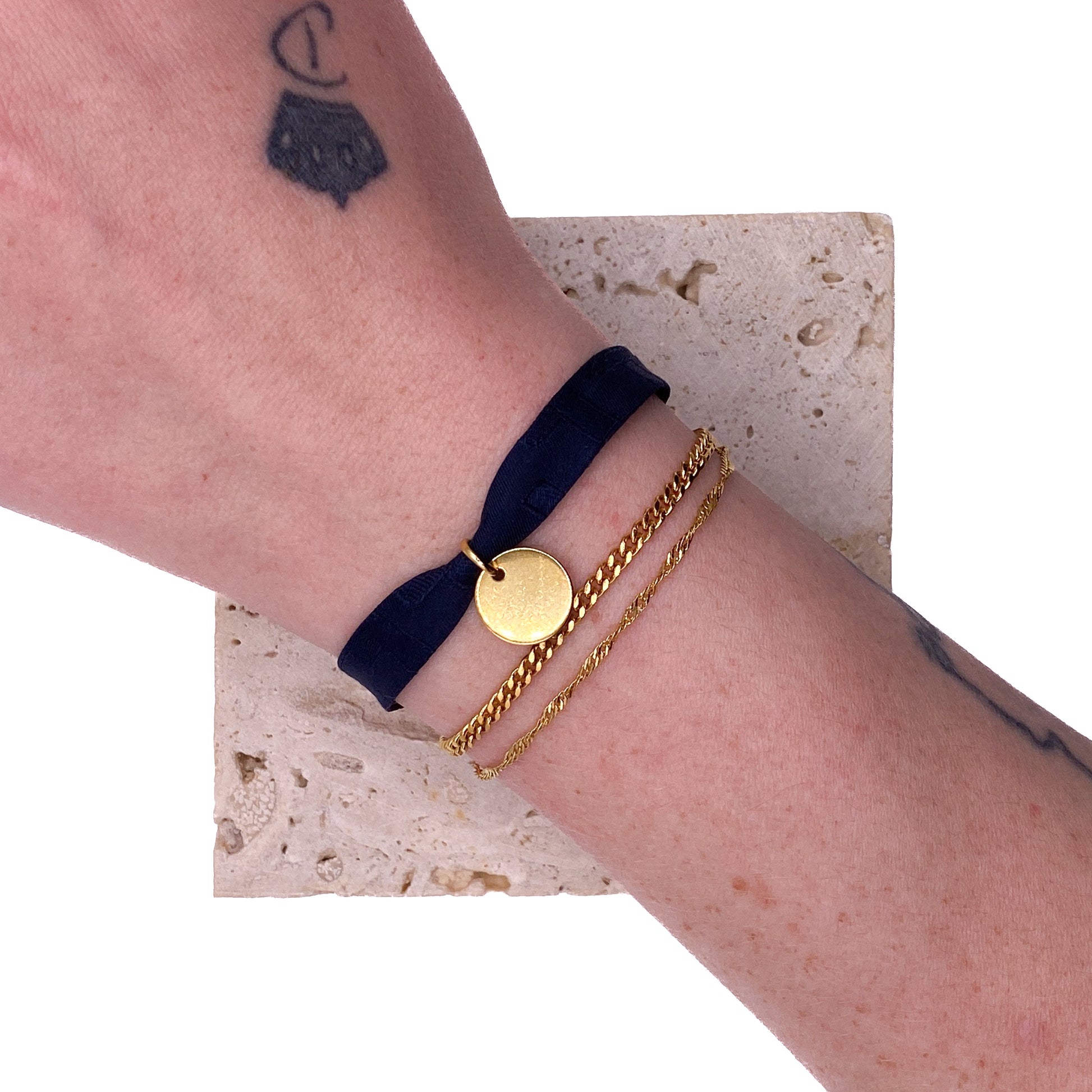 Bracelet en Soie et Acier Inoxydable Unique Upcycling : Luxe et écologie pour une allure affirmée ou délicatesse raffinée, issu d'une cravate vintage.