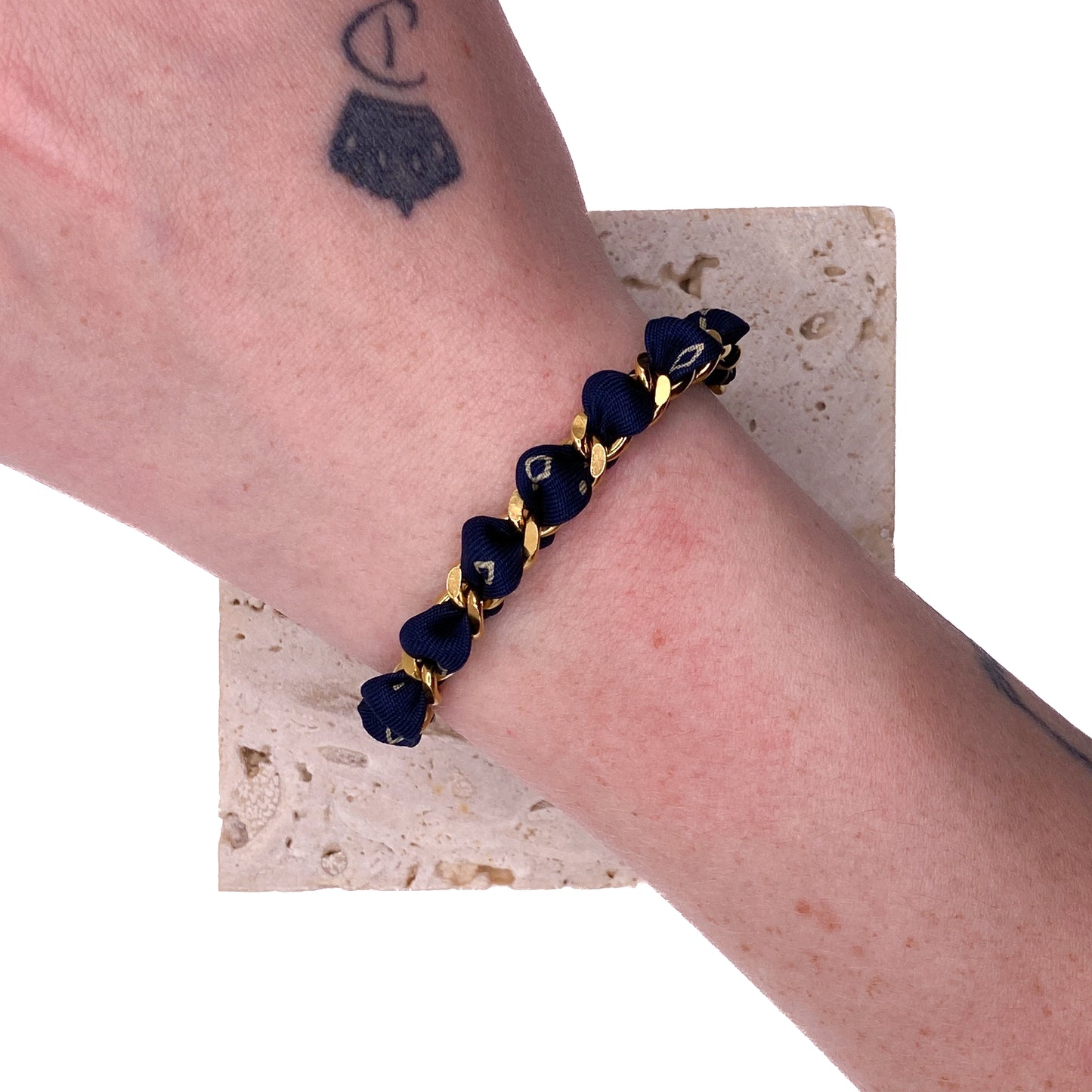 Bracelet en Soie et Acier Inoxydable Unique Upcycling : Luxe et écologie pour une allure affirmée ou délicatesse raffinée, issu d'une cravate vintage.