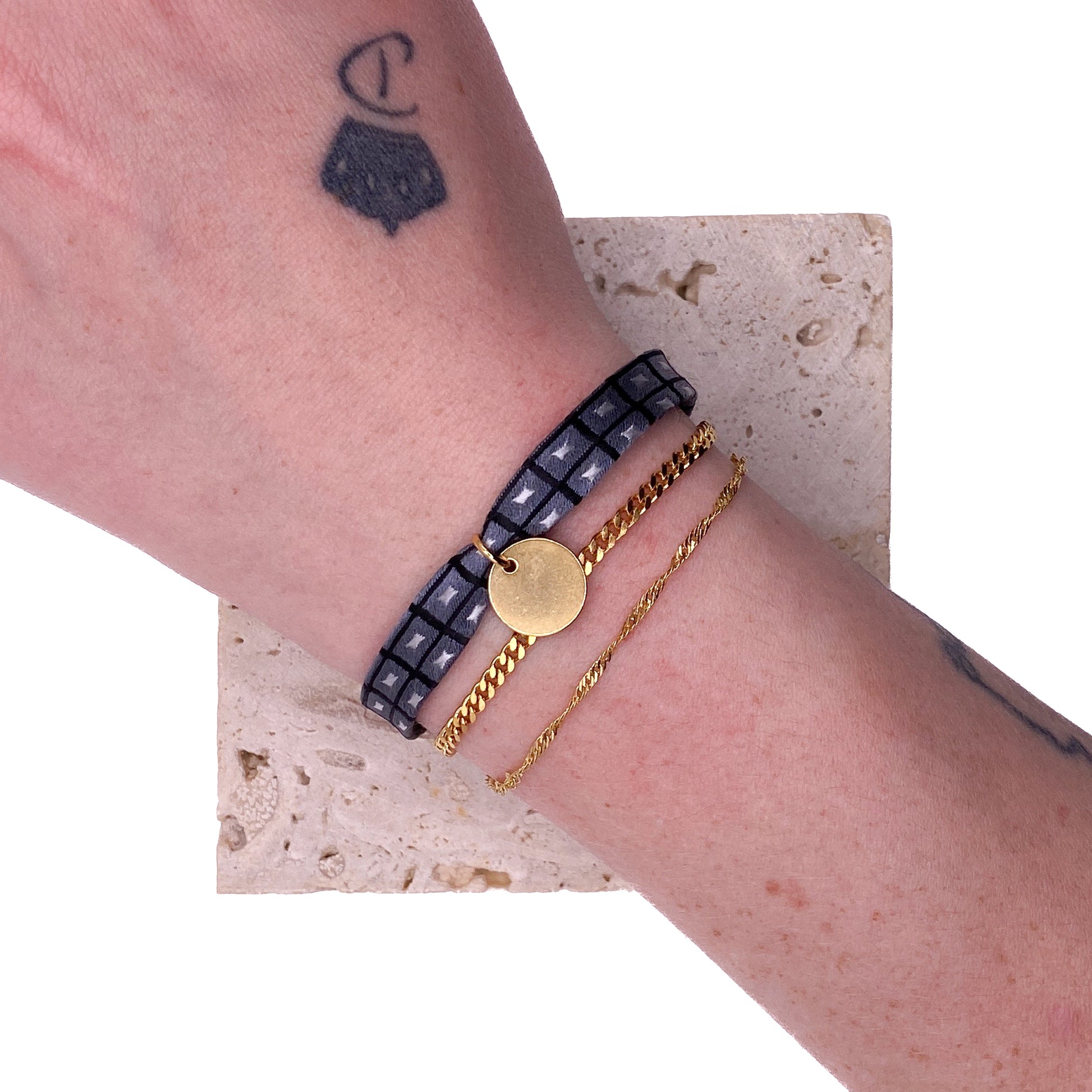 Bracelet en Soie et Acier Inoxydable Unique Upcycling : Luxe et écologie pour une allure affirmée ou délicatesse raffinée, issu d'une cravate vintage.