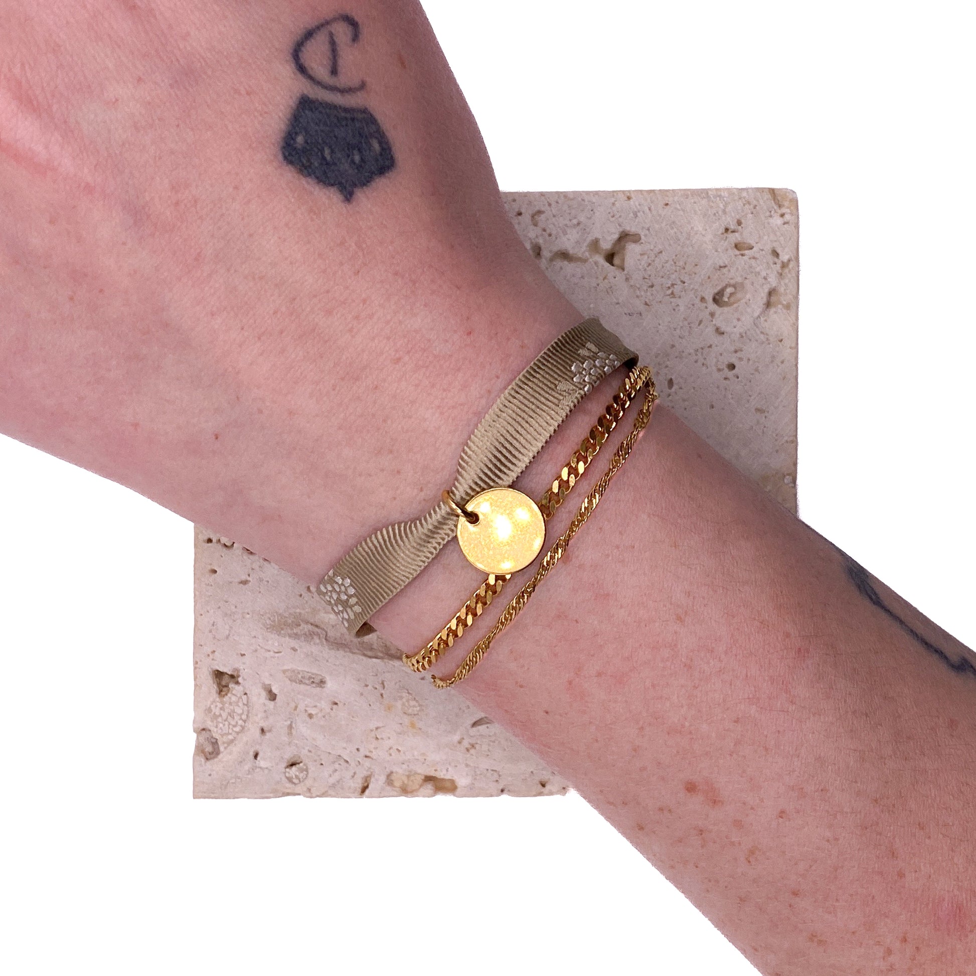 Bracelet en Soie et Acier Inoxydable Unique Upcycling : Luxe et écologie pour une allure affirmée ou délicatesse raffinée, issu d'une cravate vintage.