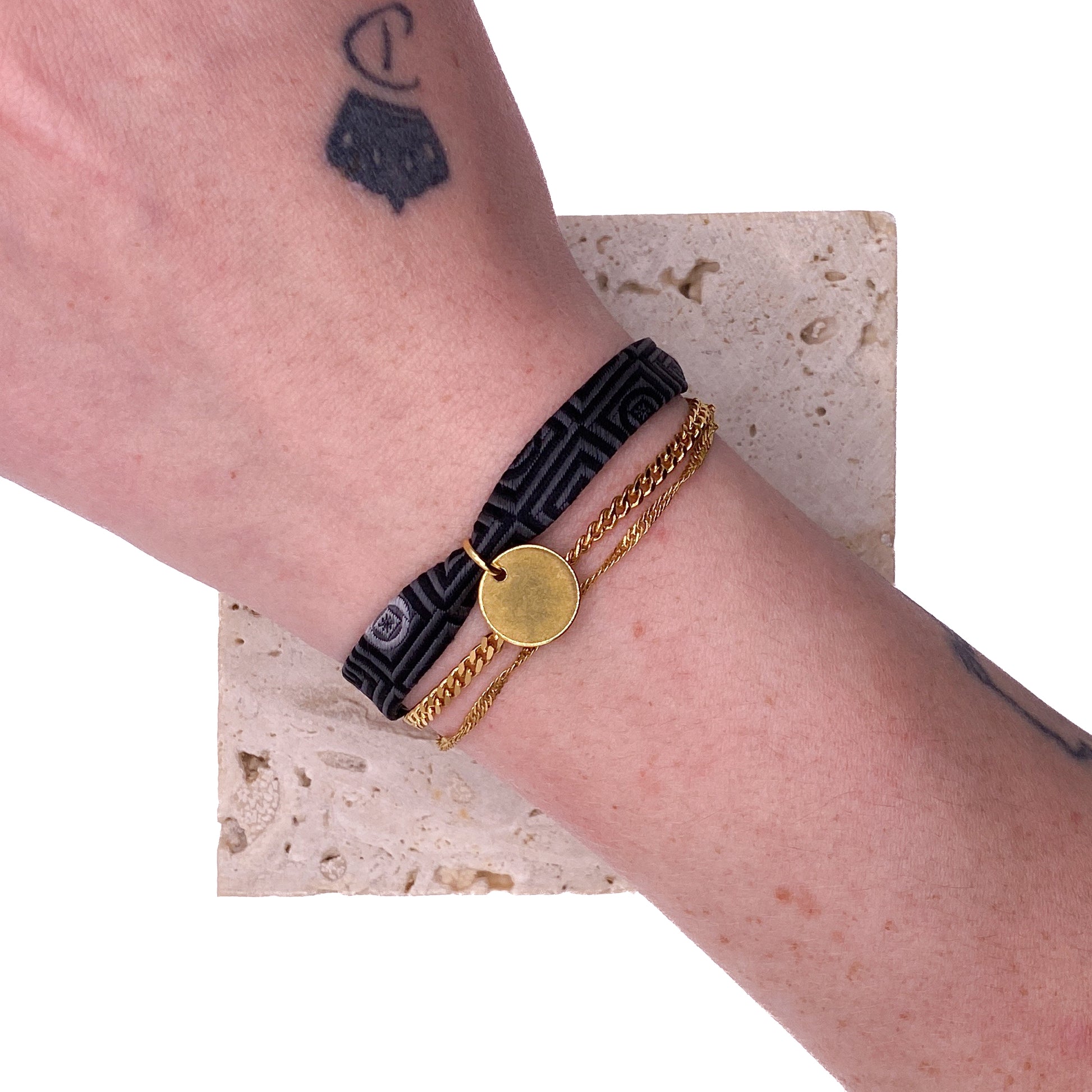 Bracelet en Soie et Acier Inoxydable Unique Upcycling : Luxe et écologie pour une allure affirmée ou délicatesse raffinée, issu d'une cravate vintage.