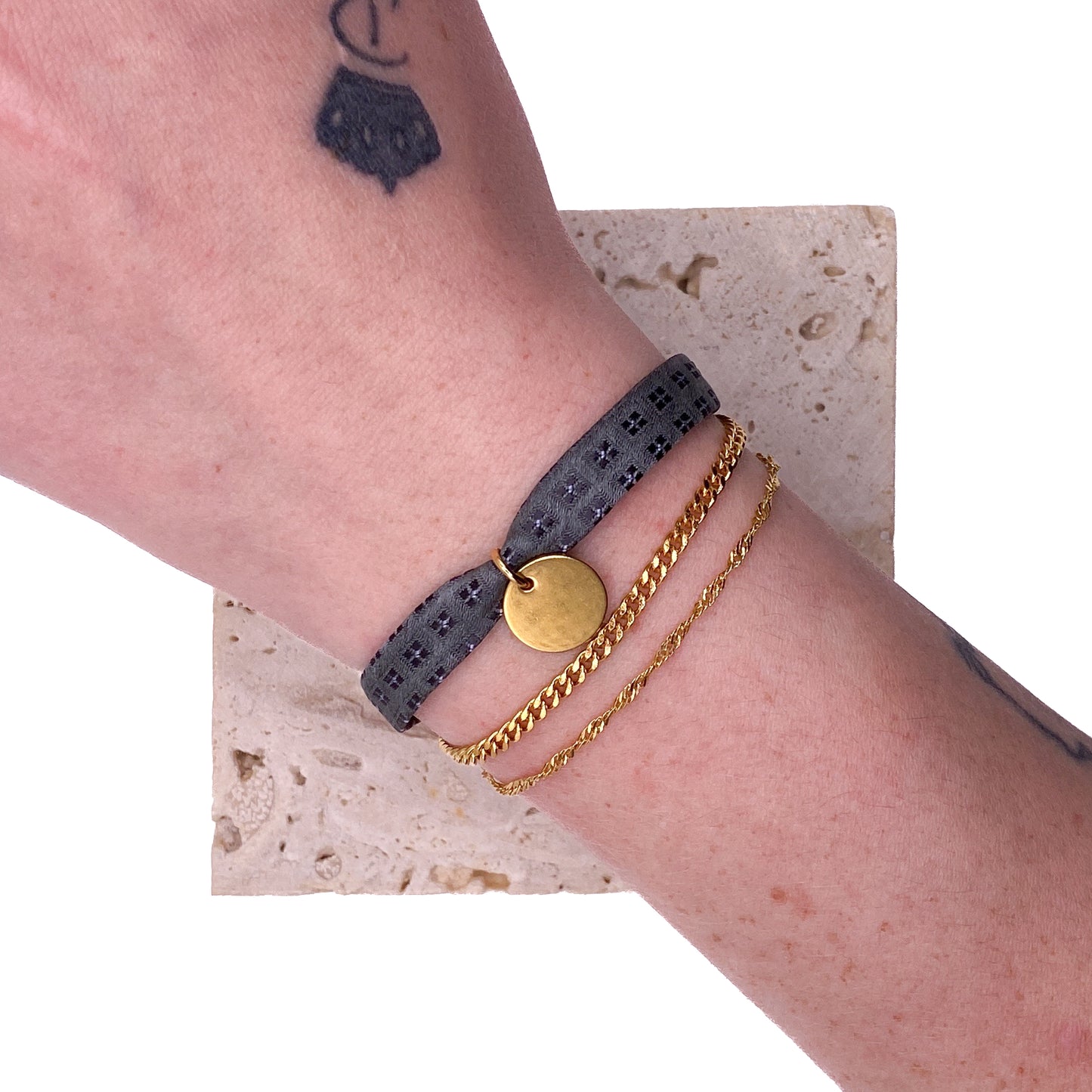 Bracelet en Soie et Acier Inoxydable Unique Upcycling : Luxe et écologie pour une allure affirmée ou délicatesse raffinée, issu d'une cravate vintage.