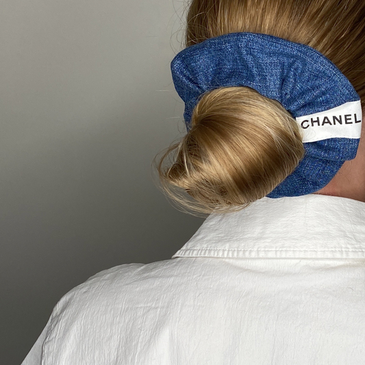 Chouchou en Jeans & Liseré Upcycling : Luxe et écologie pour le respect de vos cheveux ce chouchou est upcyclé à partir d'un liseré de haute couture vintage.