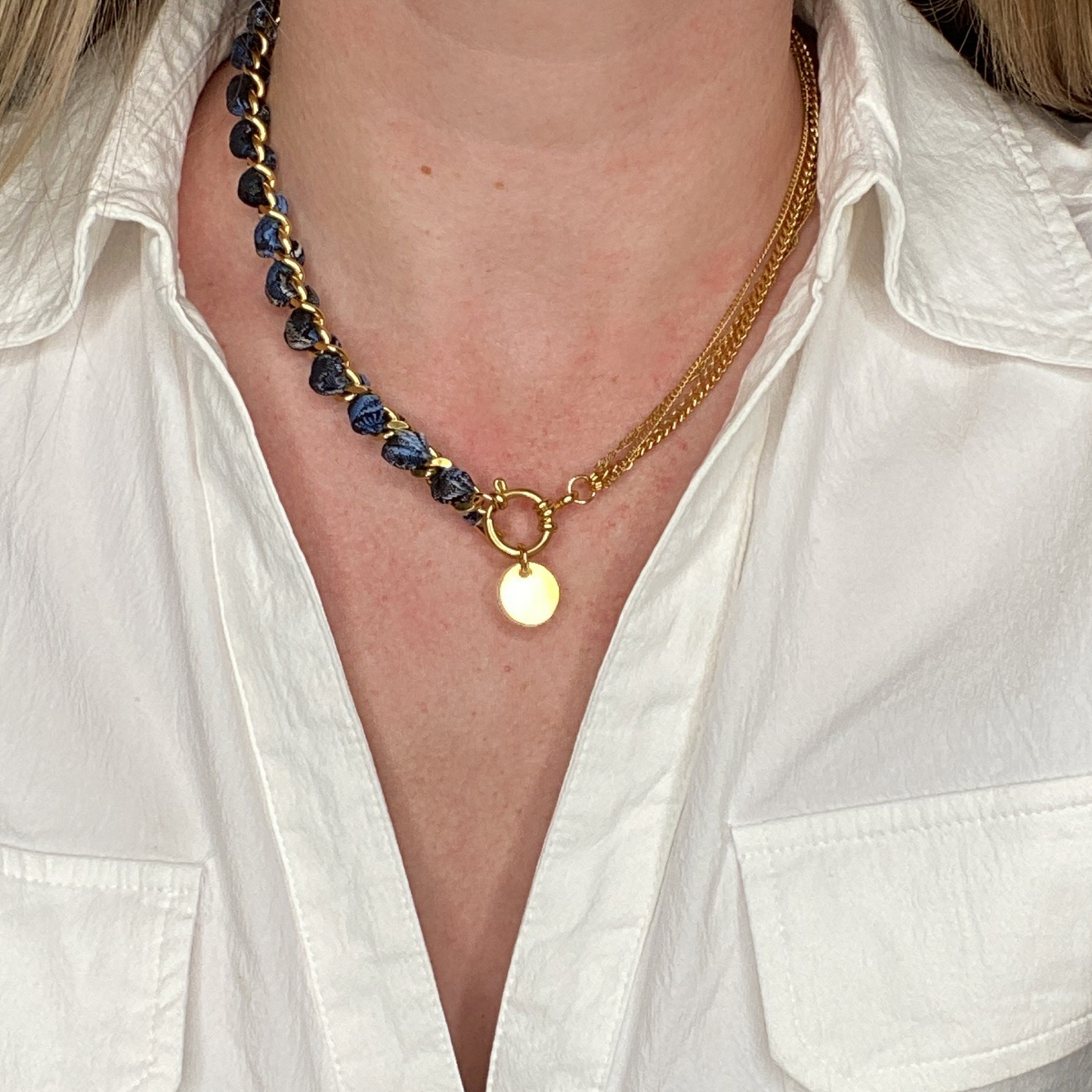 Collier en coton & acier inoxydable interchangeable : Luxe et écologie pour une allure affirmée ou délicatesse raffinée, issu d'une cravate vintage.