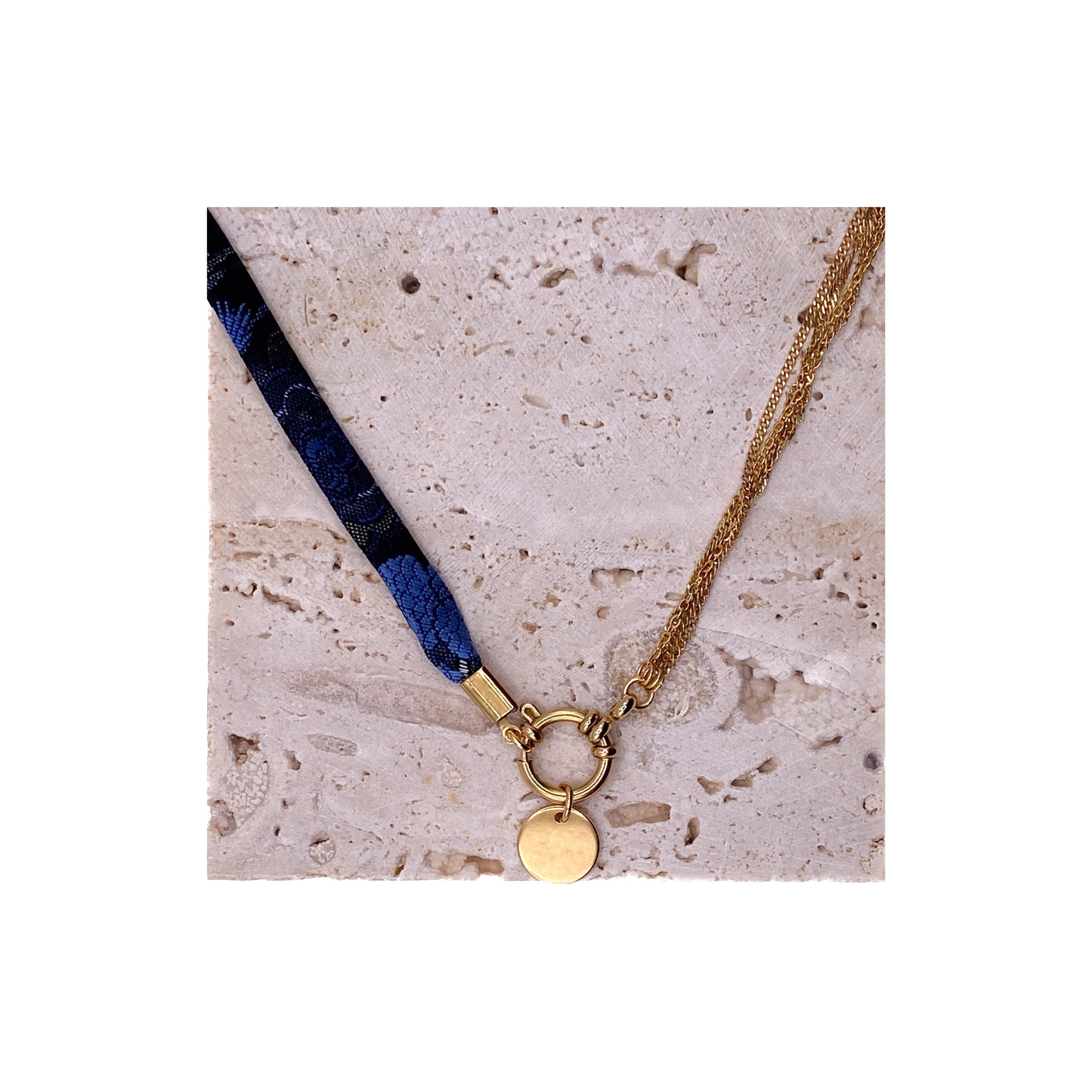 Collier en coton & acier inoxydable interchangeable : Luxe et écologie pour une allure affirmée ou délicatesse raffinée, issu d'une cravate vintage.