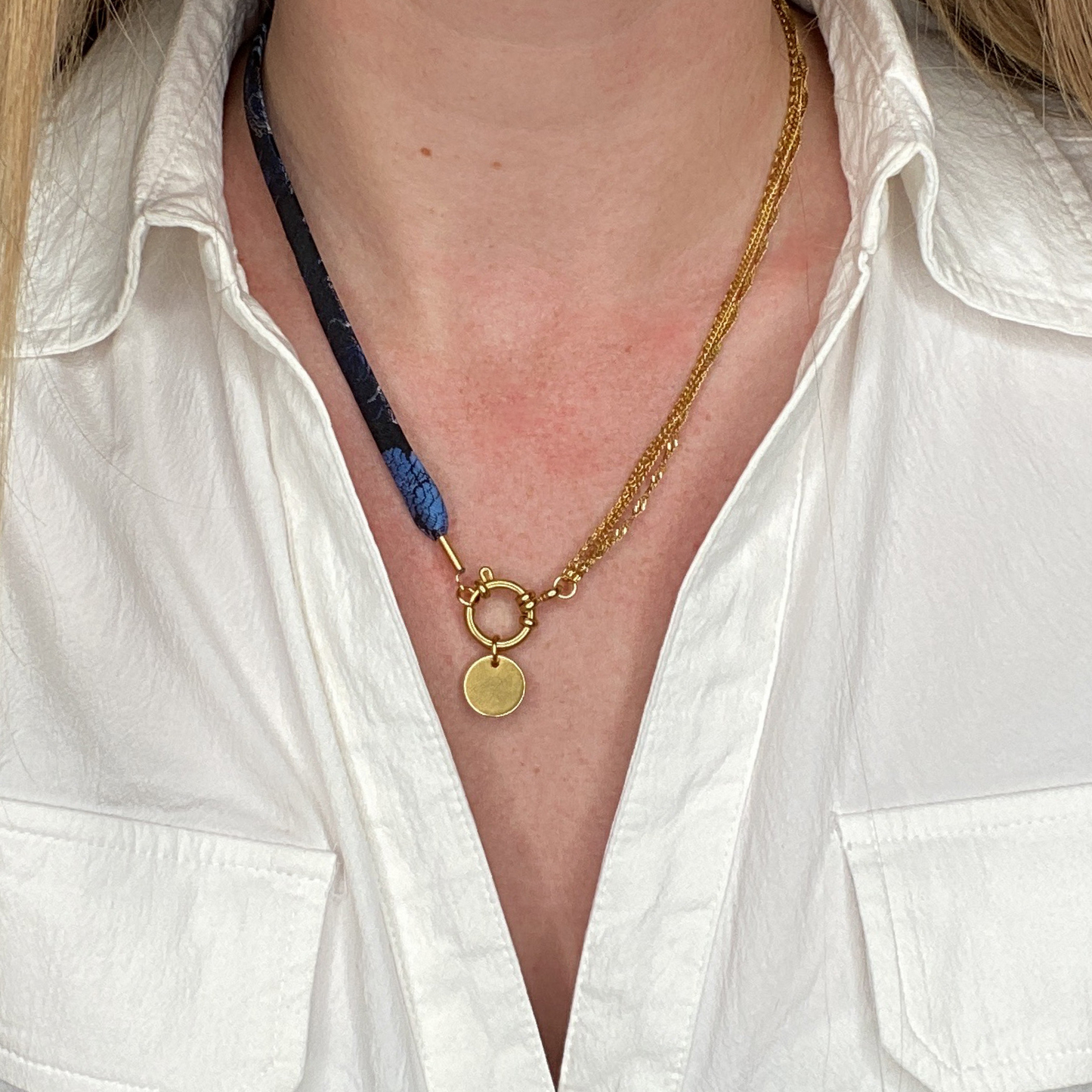 Collier en coton & acier inoxydable interchangeable : Luxe et écologie pour une allure affirmée ou délicatesse raffinée, issu d'une cravate vintage.