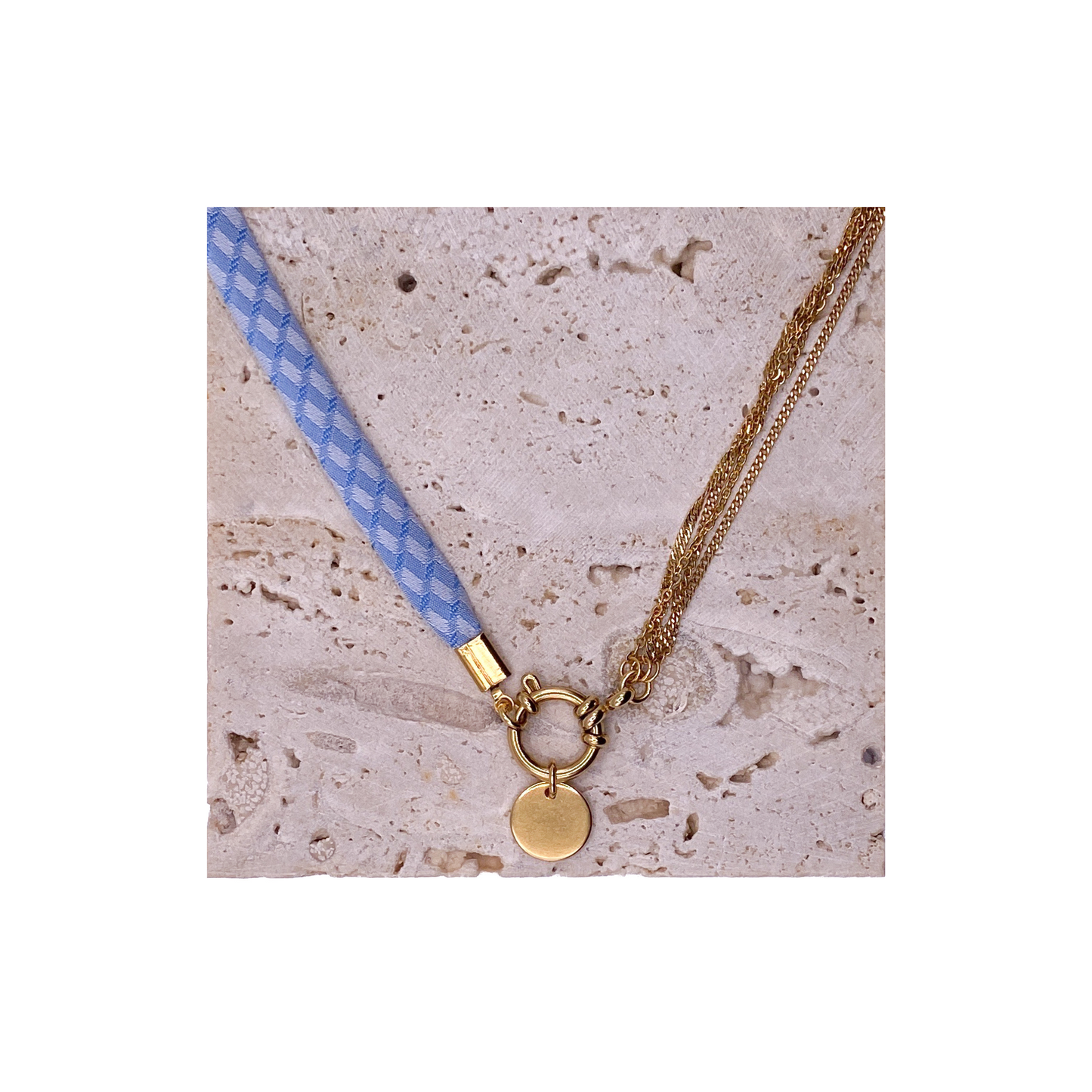 Collier en coton & acier inoxydable interchangeable : Luxe et écologie pour une allure affirmée ou délicatesse raffinée, issu d'une cravate vintage.