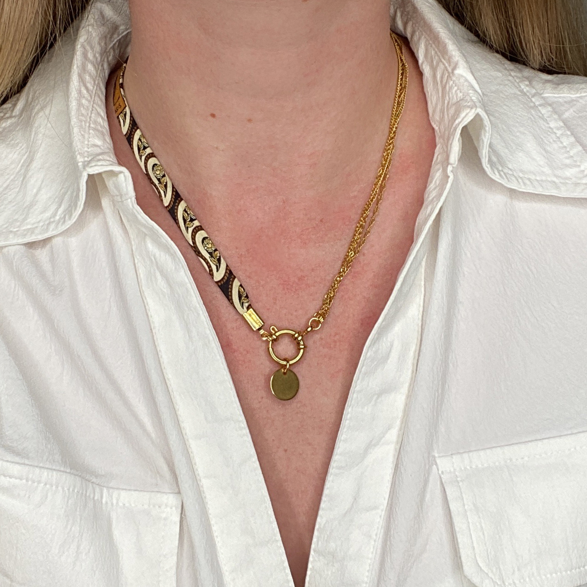 Collier en soie & acier inoxydable interchangeable : Luxe et écologie pour une allure affirmée ou délicatesse raffinée, issu d'une cravate vintage.