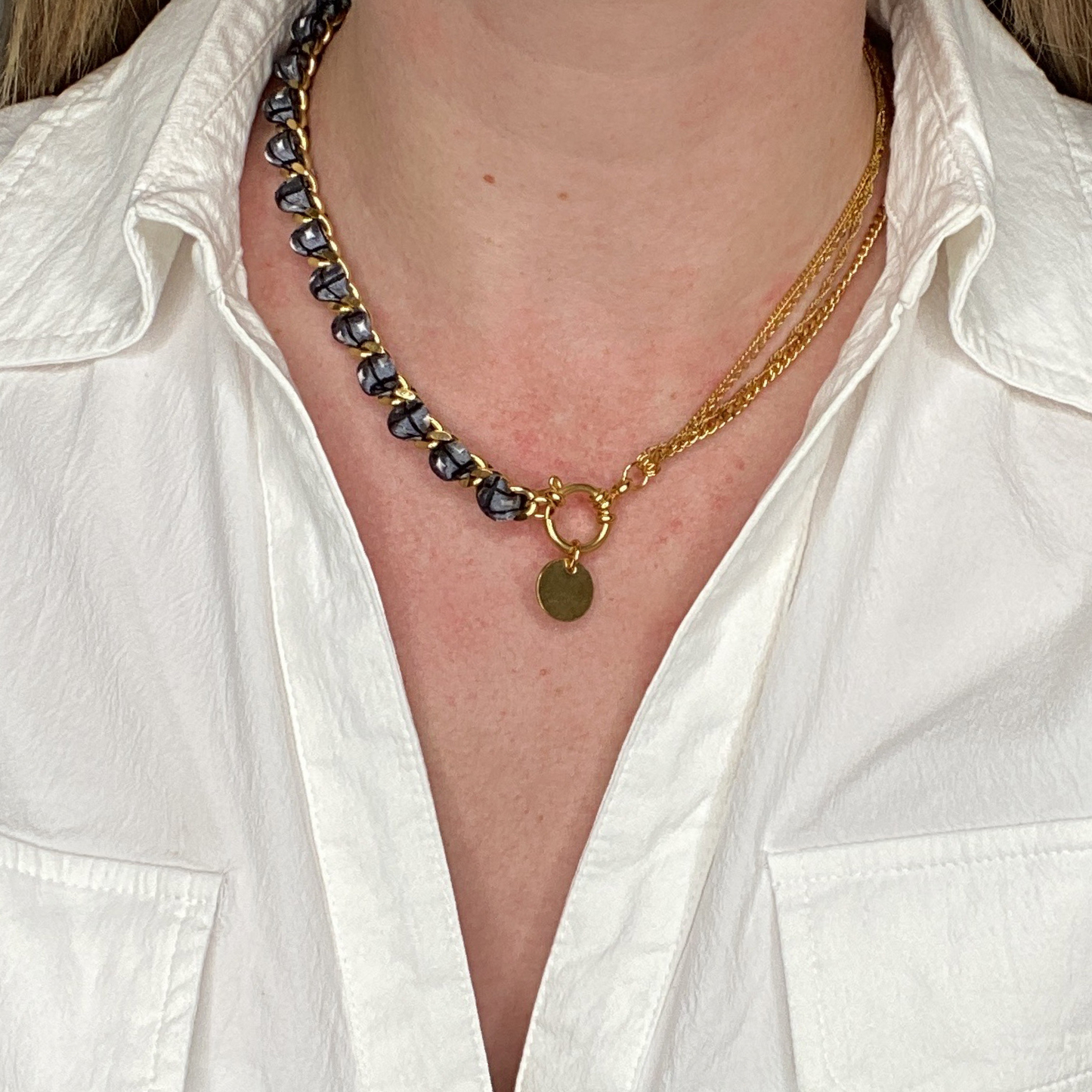 Collier en soie & acier inoxydable interchangeable : Luxe et écologie pour une allure affirmée ou délicatesse raffinée, issu d'une cravate vintage.