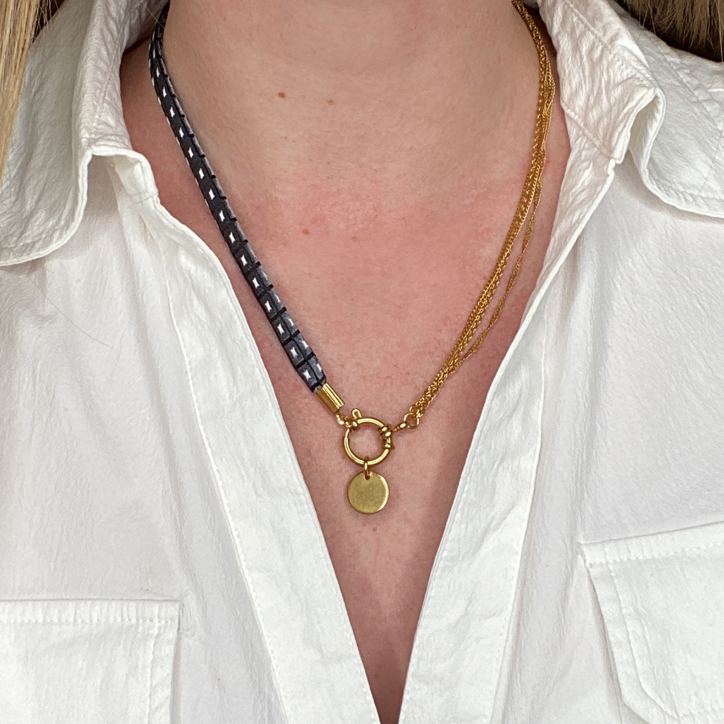 Collier en soie & acier inoxydable interchangeable : Luxe et écologie pour une allure affirmée ou délicatesse raffinée, issu d'une cravate vintage.