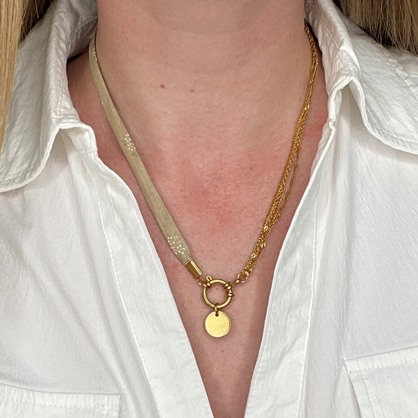 Collier en soie & acier inoxydable interchangeable : Luxe et écologie pour une allure affirmée ou délicatesse raffinée, issu d'une cravate vintage.