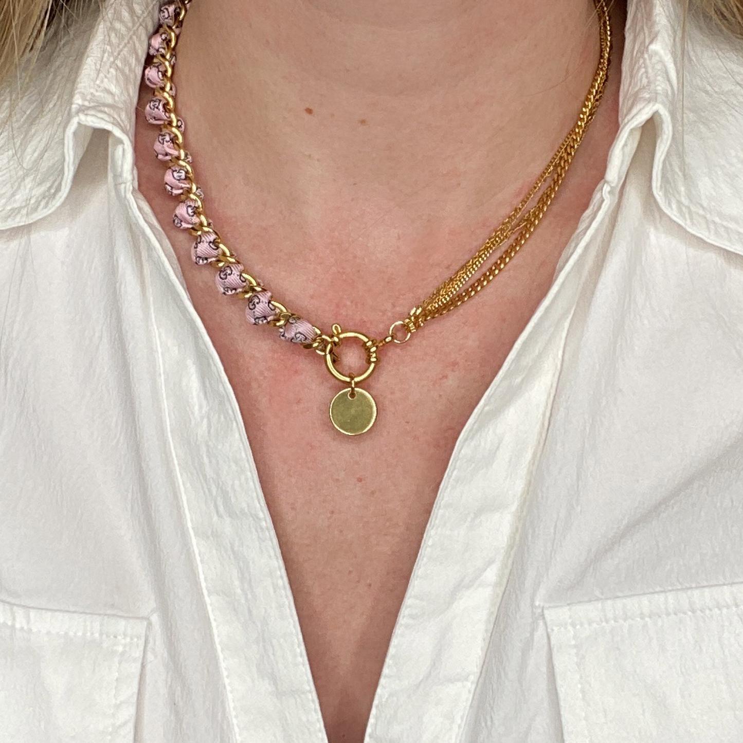 Collier en soie & acier inoxydable interchangeable : Luxe et écologie pour une allure affirmée ou délicatesse raffinée, issu d'une cravate vintage.