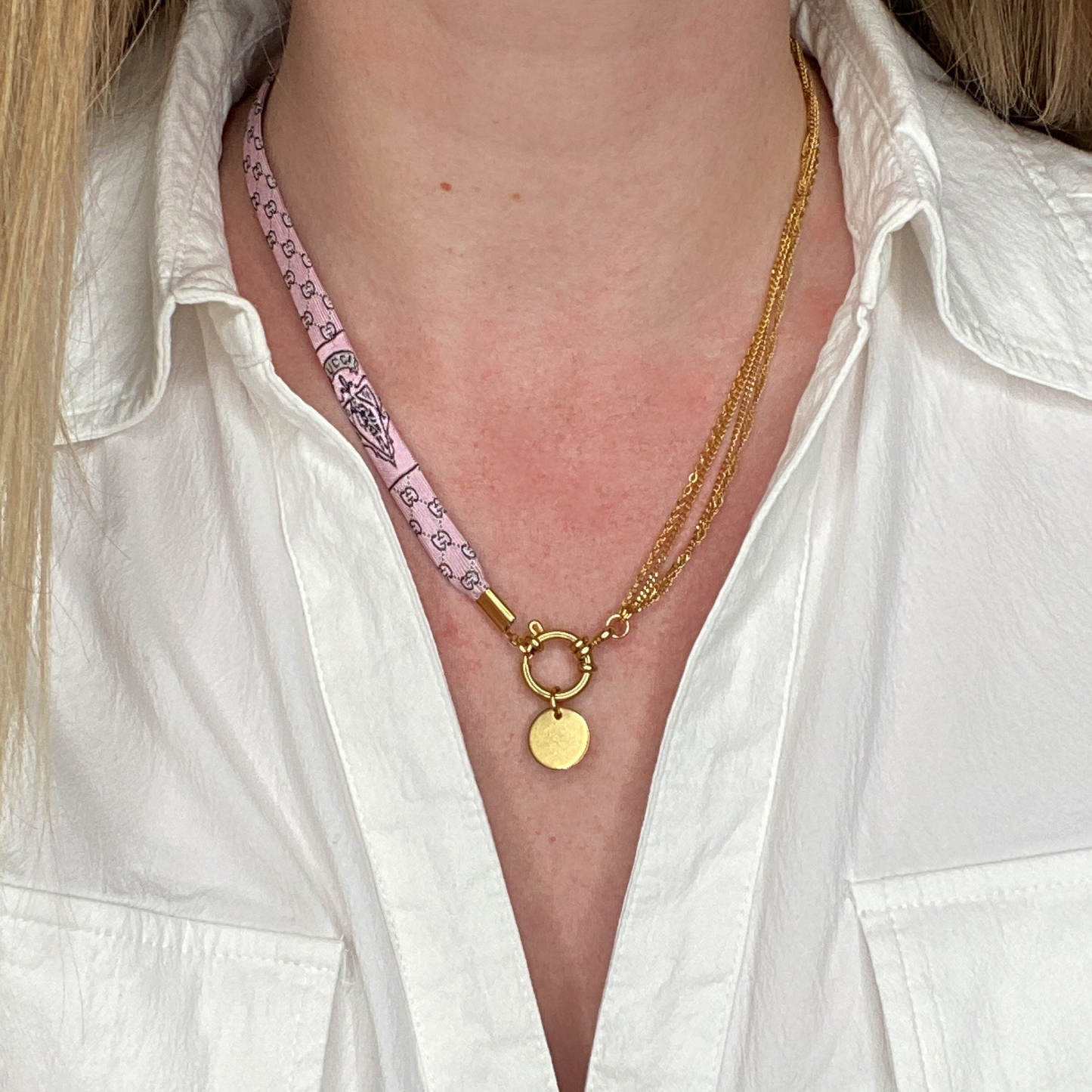 Collier en soie & acier inoxydable interchangeable : Luxe et écologie pour une allure affirmée ou délicatesse raffinée, issu d'une cravate vintage.