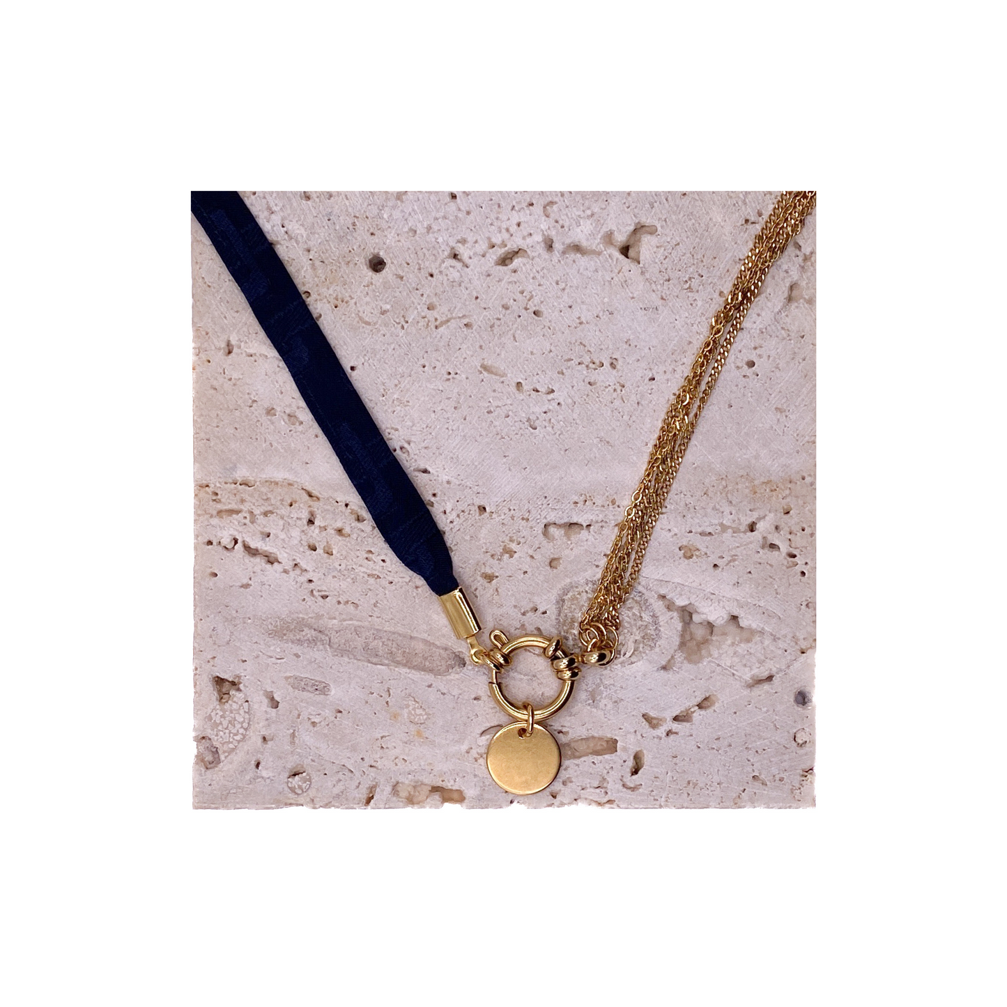 Collier en soie & acier inoxydable interchangeable : Luxe et écologie pour une allure affirmée ou délicatesse raffinée, issu d'une cravate vintage.