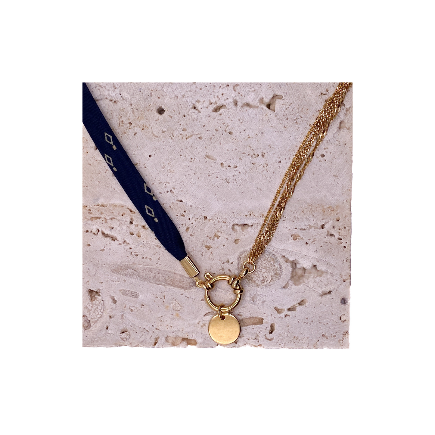 Collier en soie & acier inoxydable interchangeable : Luxe et écologie pour une allure affirmée ou délicatesse raffinée, issu d'une cravate vintage.