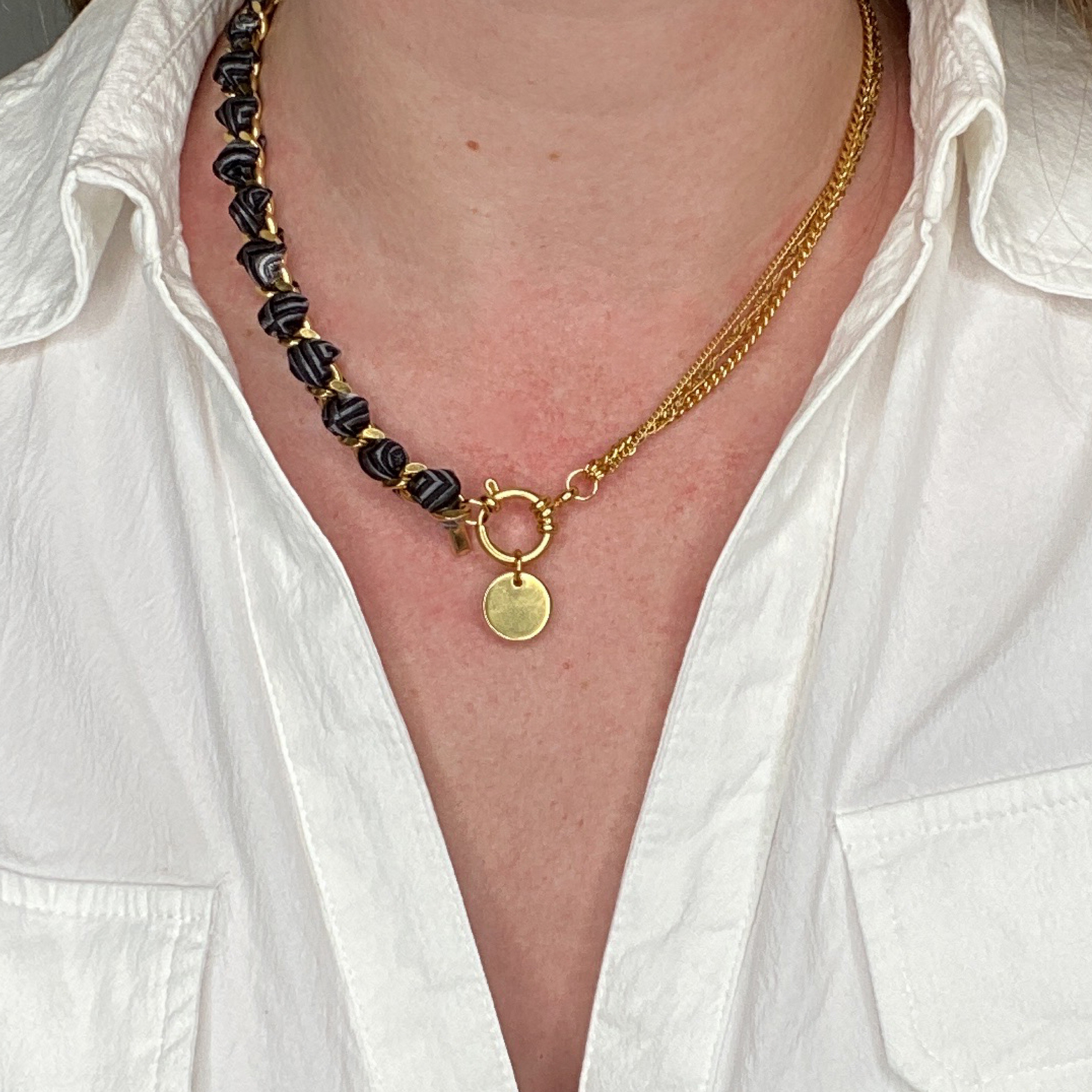 Collier en soie & acier inoxydable interchangeable : Luxe et écologie pour une allure affirmée ou délicatesse raffinée, issu d'une cravate vintage.