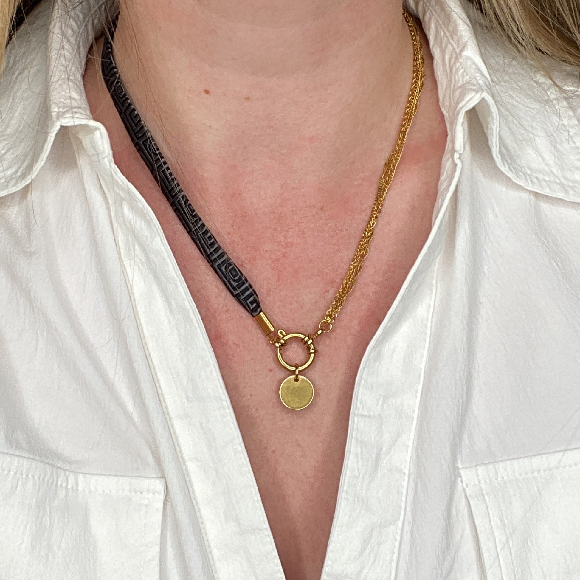 Collier en soie & acier inoxydable interchangeable : Luxe et écologie pour une allure affirmée ou délicatesse raffinée, issu d'une cravate vintage.