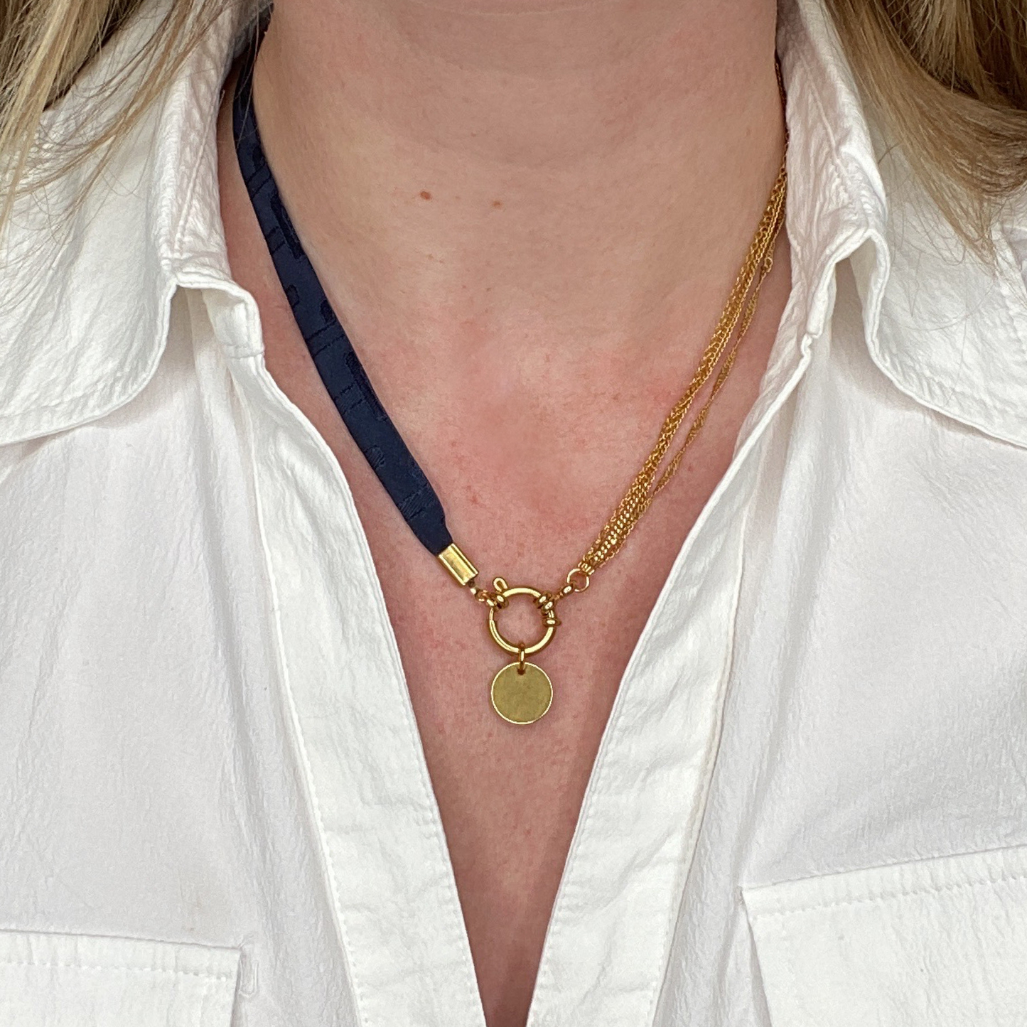 Collier en soie & acier inoxydable interchangeable : Luxe et écologie pour une allure affirmée ou délicatesse raffinée, issu d'une cravate vintage.