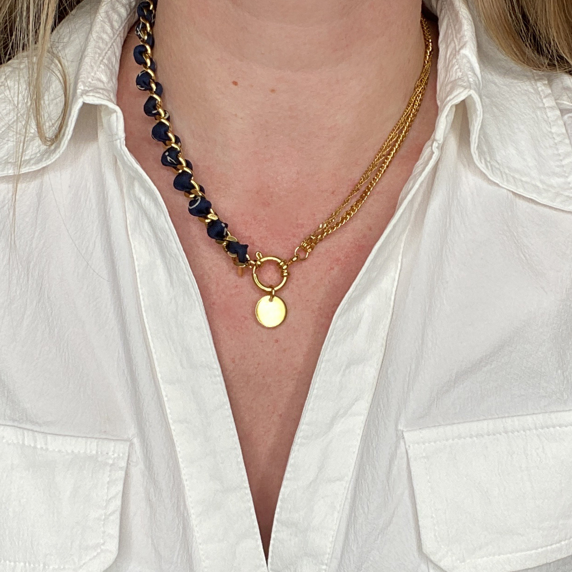 Collier en soie & acier inoxydable interchangeable : Luxe et écologie pour une allure affirmée ou délicatesse raffinée, issu d'une cravate vintage.