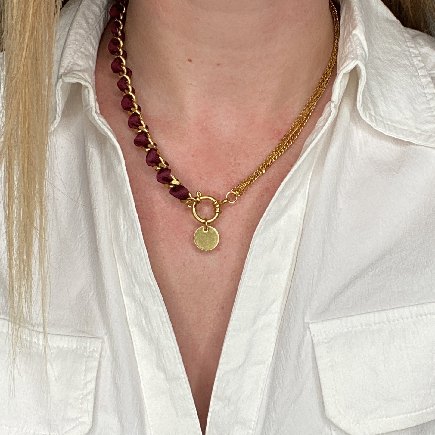 Collier en soie & acier inoxydable interchangeable : Luxe et écologie pour une allure affirmée ou délicatesse raffinée, issu d'une cravate vintage.