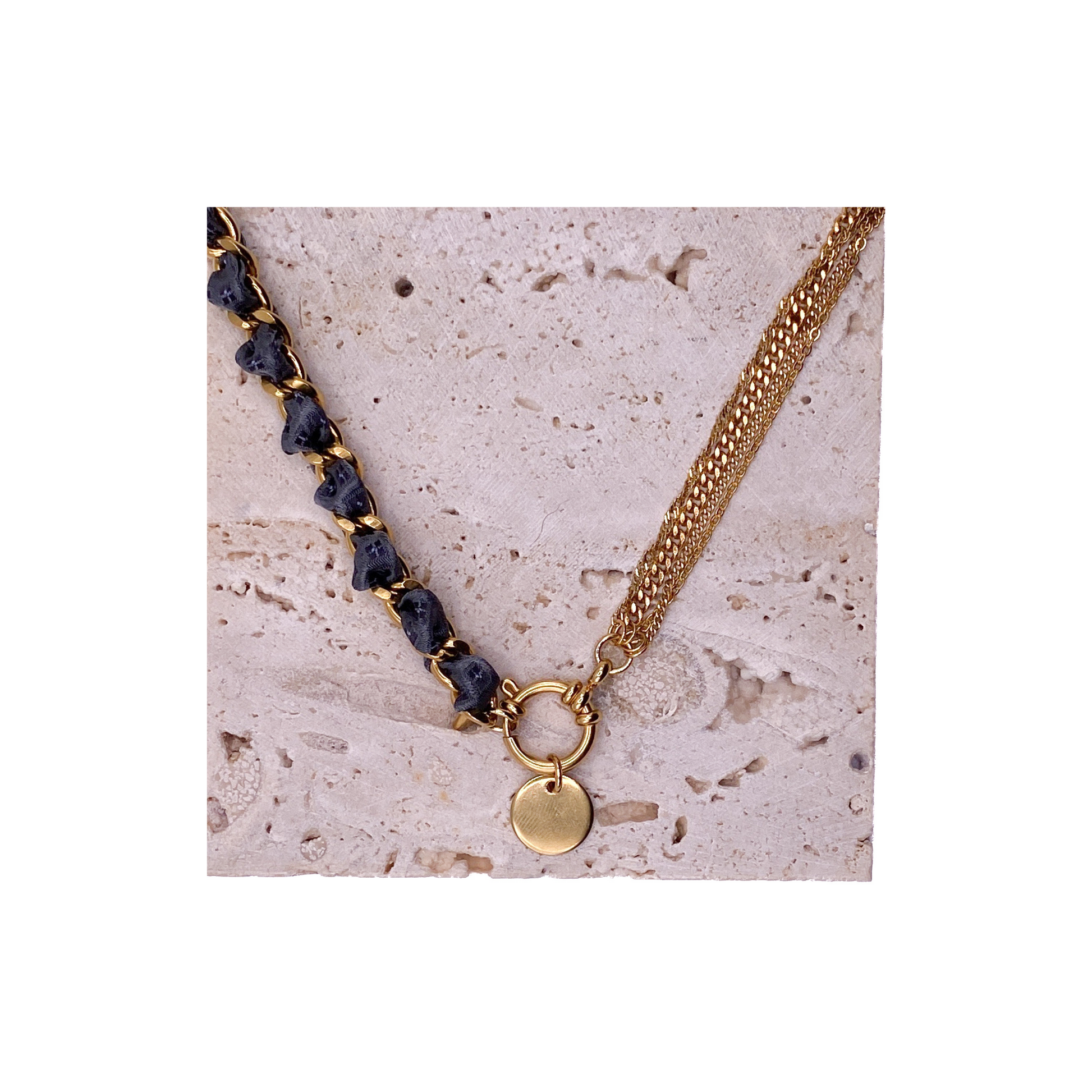 Collier en soie & acier inoxydable interchangeable : Luxe et écologie pour une allure affirmée ou délicatesse raffinée, issu d'une cravate vintage.