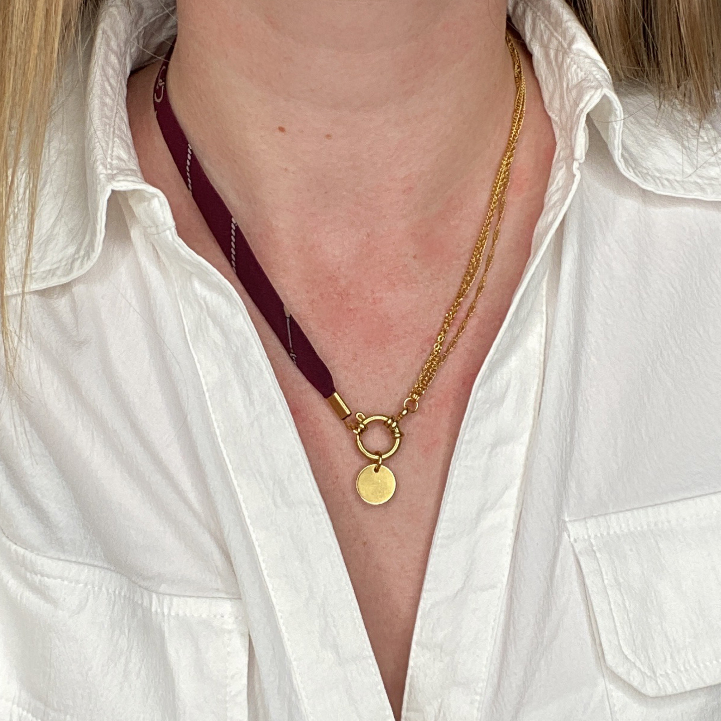 Collier en soie & acier inoxydable interchangeable : Luxe et écologie pour une allure affirmée ou délicatesse raffinée, issu d'une cravate vintage.