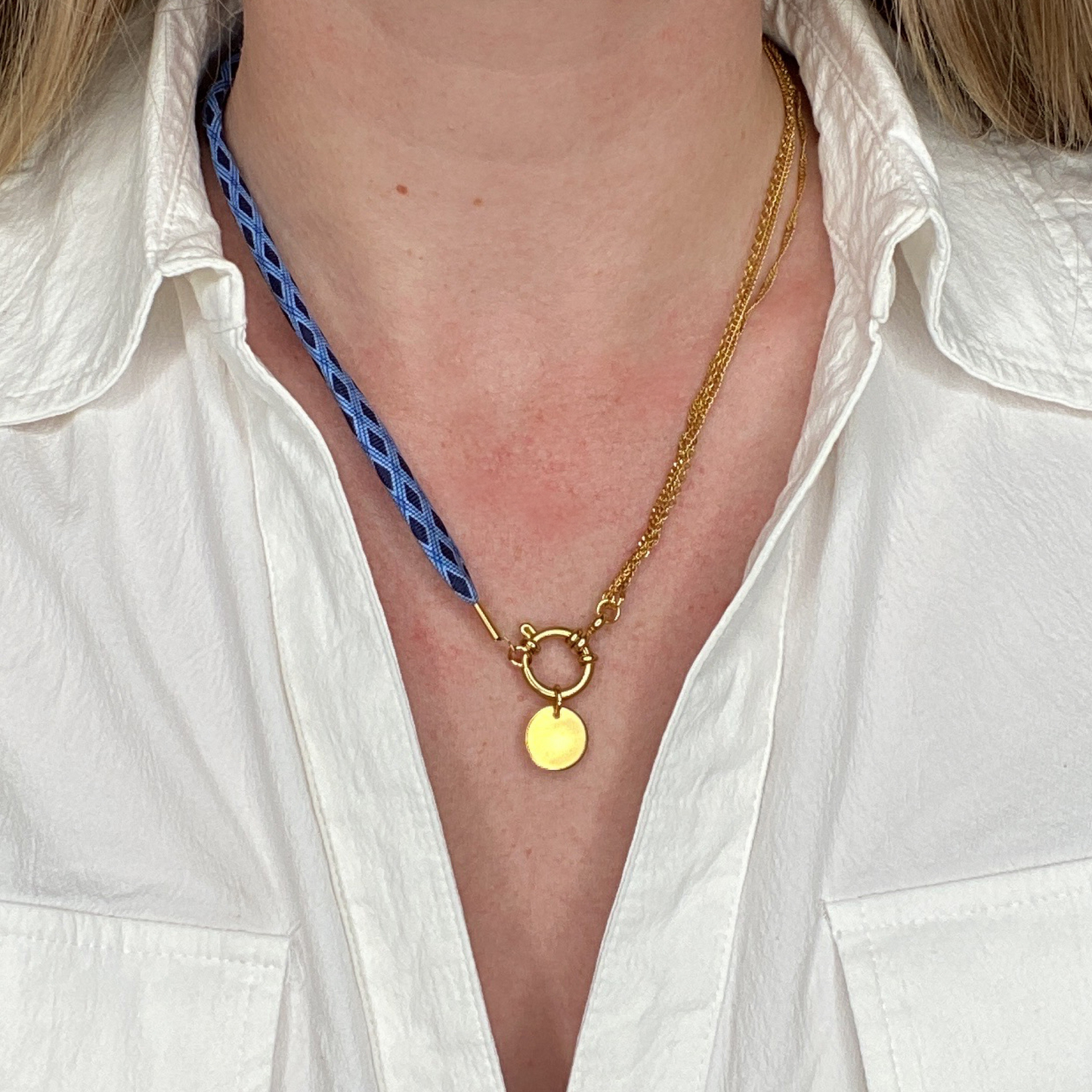 Collier en soie & acier inoxydable interchangeable : Luxe et écologie pour une allure affirmée ou délicatesse raffinée, issu d'une cravate vintage.