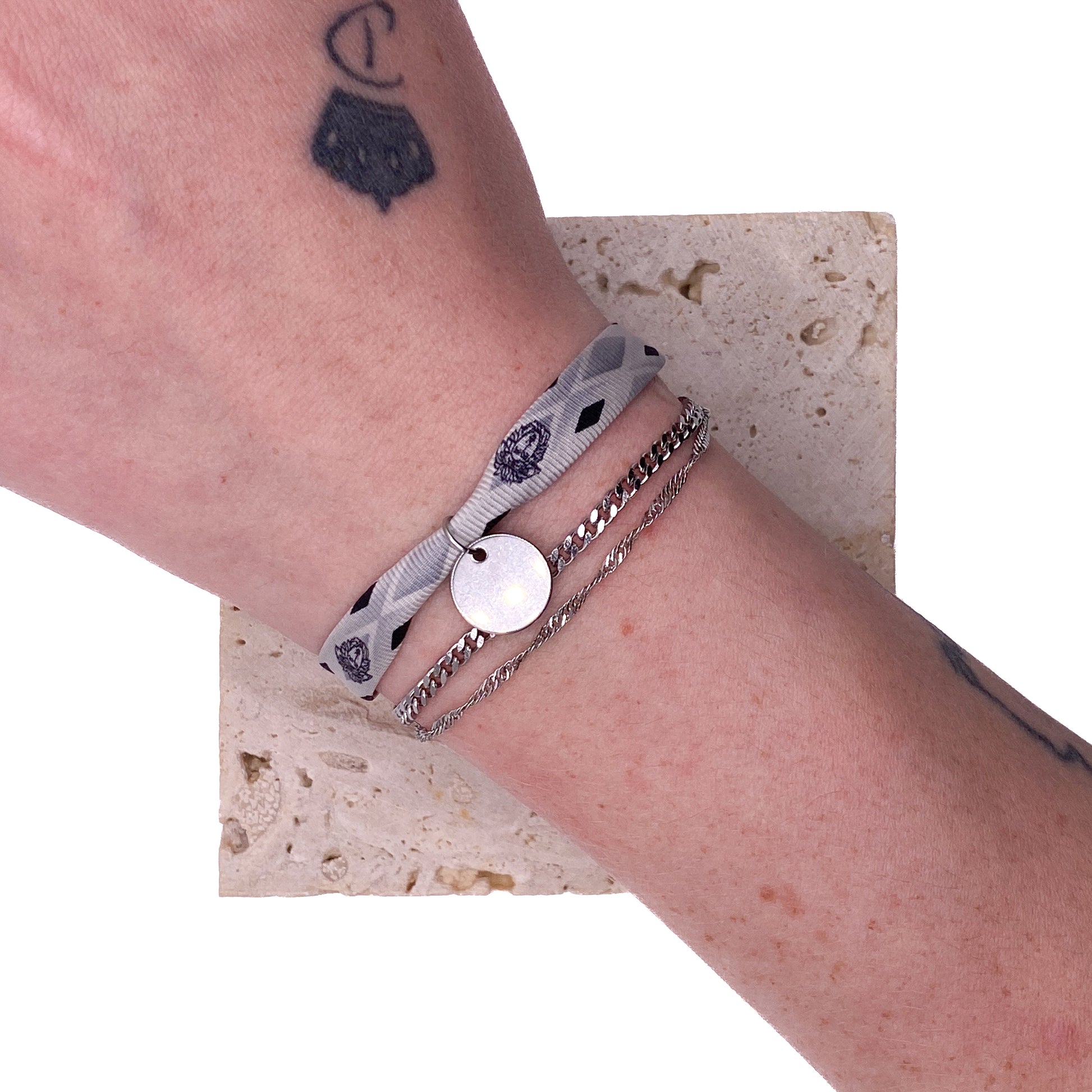 SUR-MESURE upcycling - Créer ton bracelet de A à Z : Luxe et écologie pour une allure affirmée ou délicatesse raffinée, issu d'une cravate vintage.