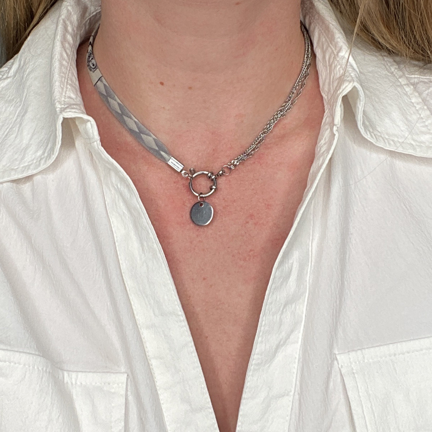 SUR-MESURE upcycling - Créer ton collier de A à Z : Luxe et écologie pour une allure affirmée ou délicatesse raffinée, issu d'une cravate vintage.